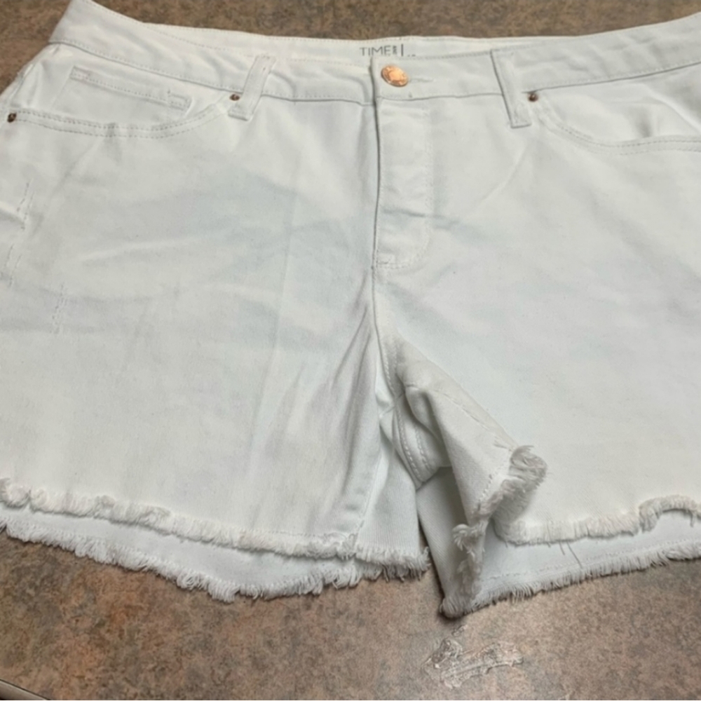 Time & Tru Mid-Rise Raw Hem Denim Shorts, 18, White